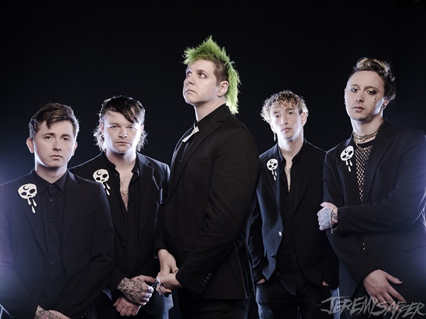 The Funeral Portrait nous présente la version deluxe de « Greetings from Suffocate City »